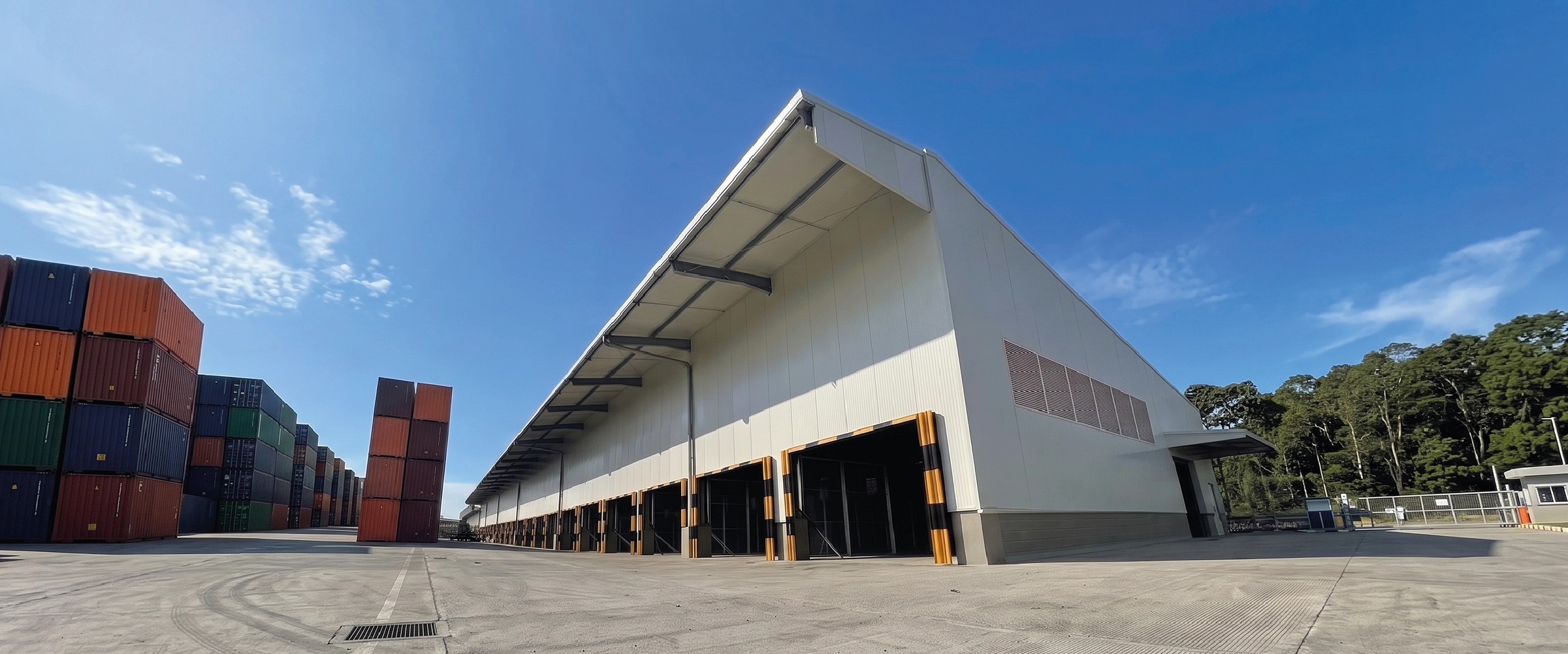 Bodega industrial con estructura metálica y cubierta con teja tipo sándwich, instalada en Puerto Aguadulce, Buenaventura