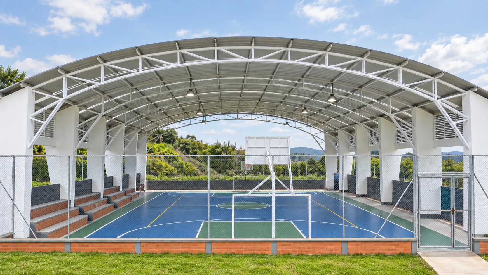 Cancha deportiva cubierta con estructura metálica instalada en un colegio de Bogotá