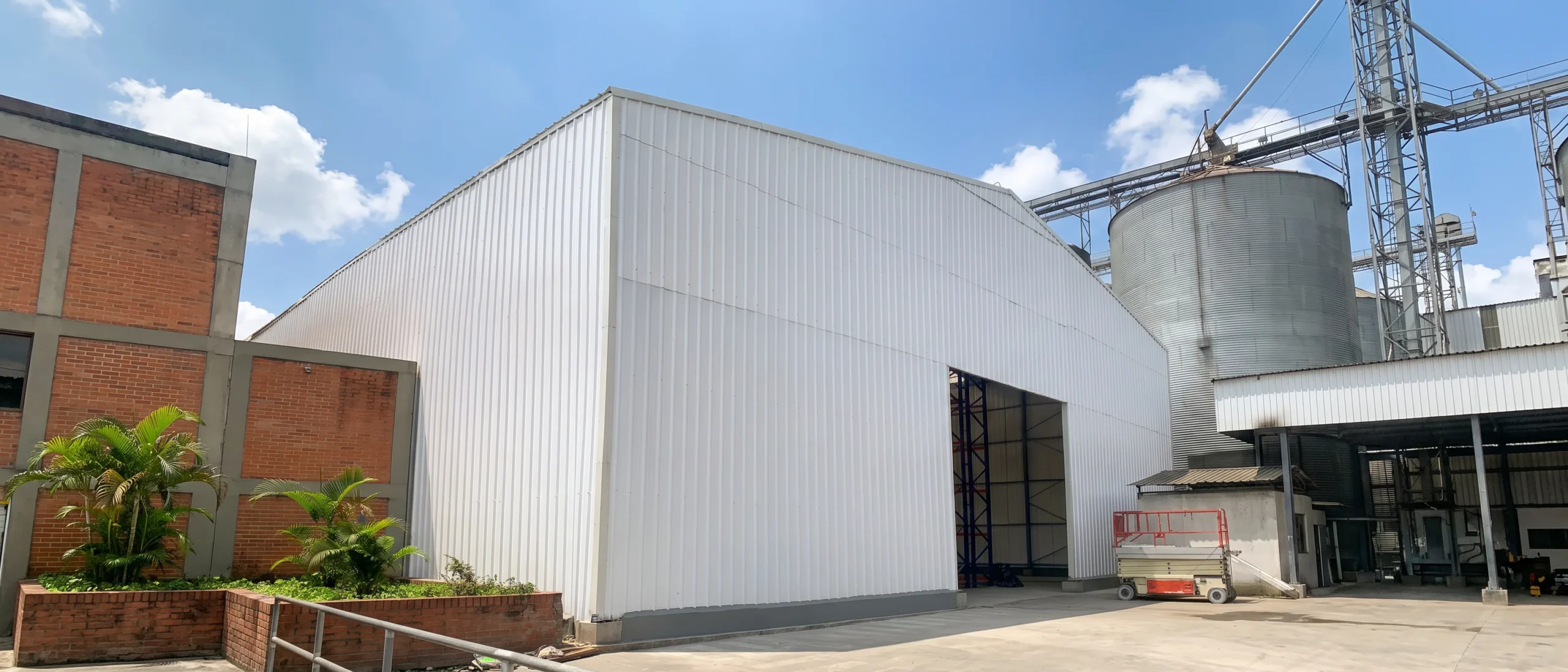 Bodega industrial con estructura metálica y teja upvc 2.5 para Italcol en Palmira